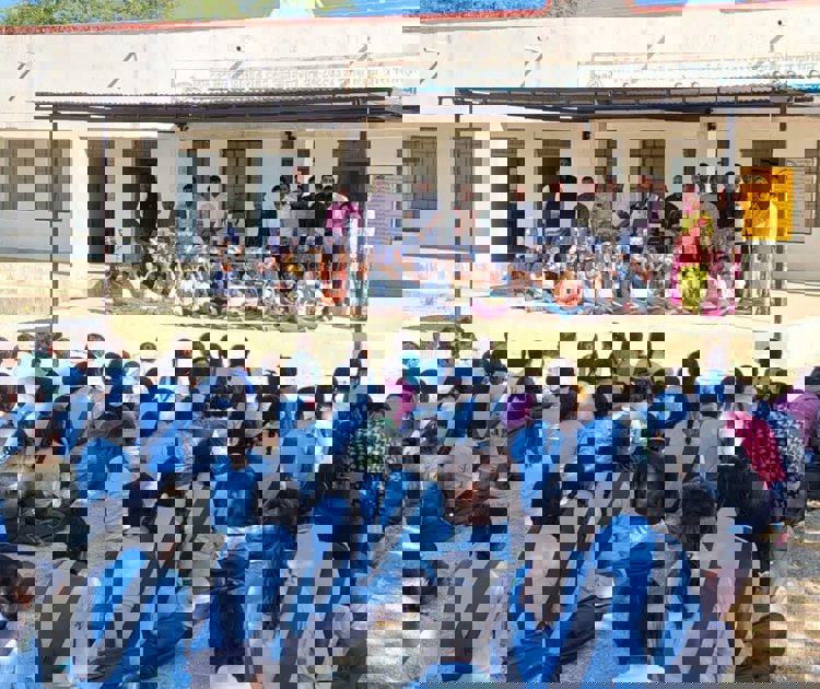 द्वारिका हॉस्पिटल की ओर से जरूरतमंद विद्यार्थियों को ऊनी  वस्त्र वितरित,बच्चों के चेहरों पर खिली मुस्कान