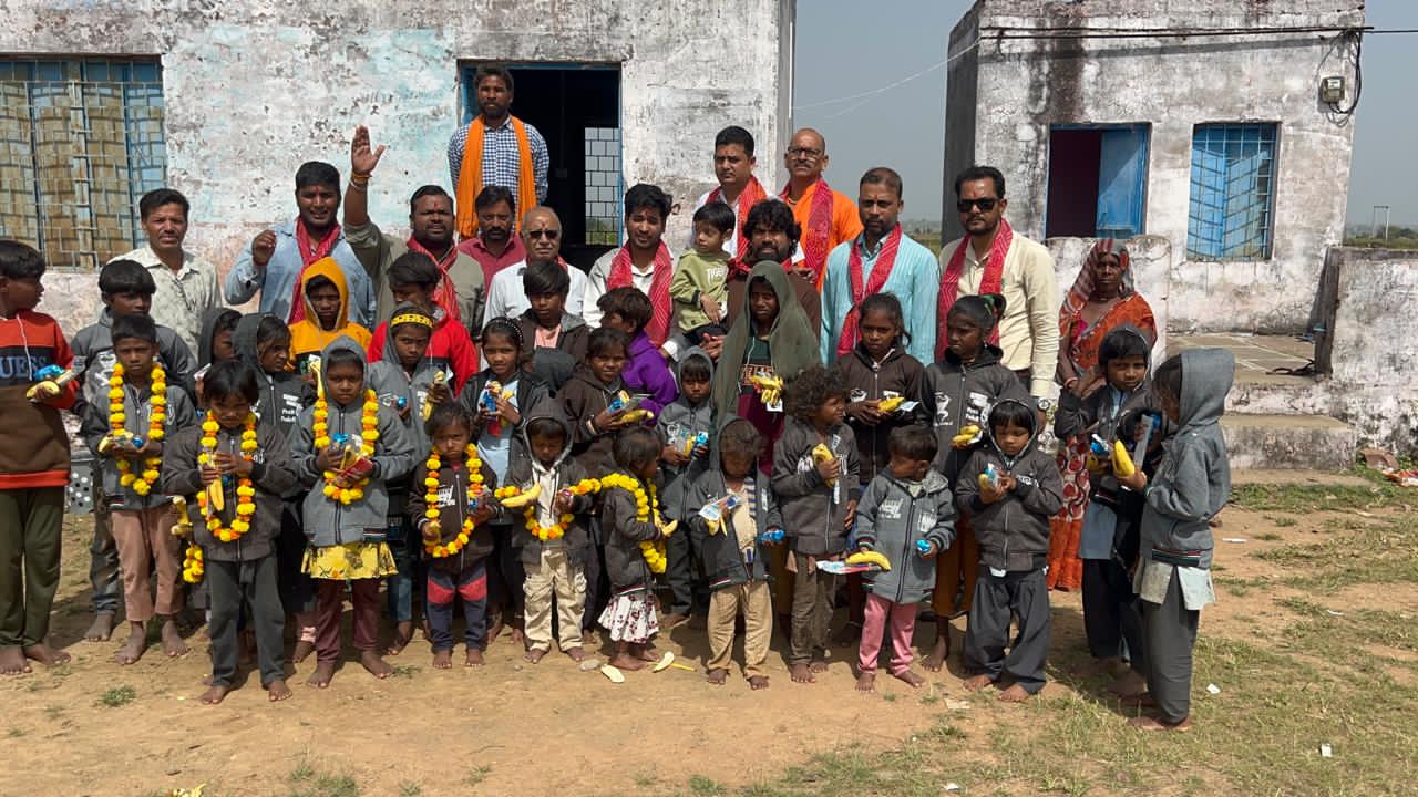 असहाय बच्चों को ऊनी वस्त्र, पाठ्य सामग्री और फल वितरित किए 