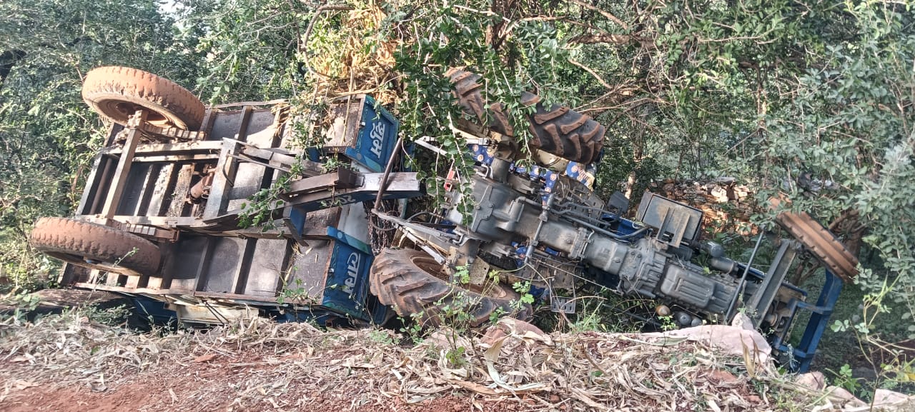 तीखी घाटी में मक्का की कड़प से भरा ट्रैक्टर पलटा, ड्राइवर ने कूद कर बचाई जान 