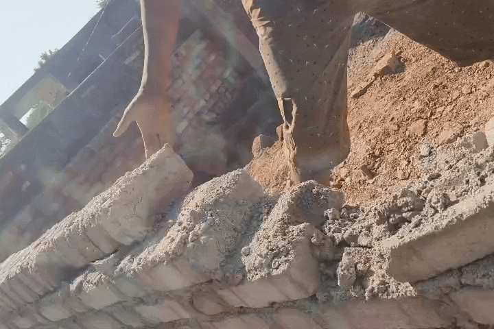 ग्रामीणों ने निर्माण सामग्री पर उठाए गंभीर सवाल, हाथ लगाते ही गिर रही ईंटे 