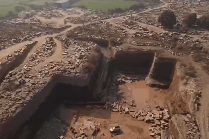 सड़क किनारे ब्लास्टिंग से दहशत, प्रशासन ने शुरू की जांच