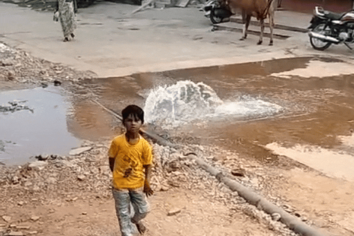 लीकेज से हजारों लीटर पानी बर्बाद, जलदाय विभाग की लापरवाही से लोगों में नाराज़गी 