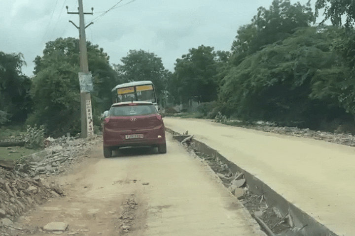 रात के अंधेरे में गड्ढों में फंस रहे वाहन, अधूरी सड़क से बढ़ा खतरा