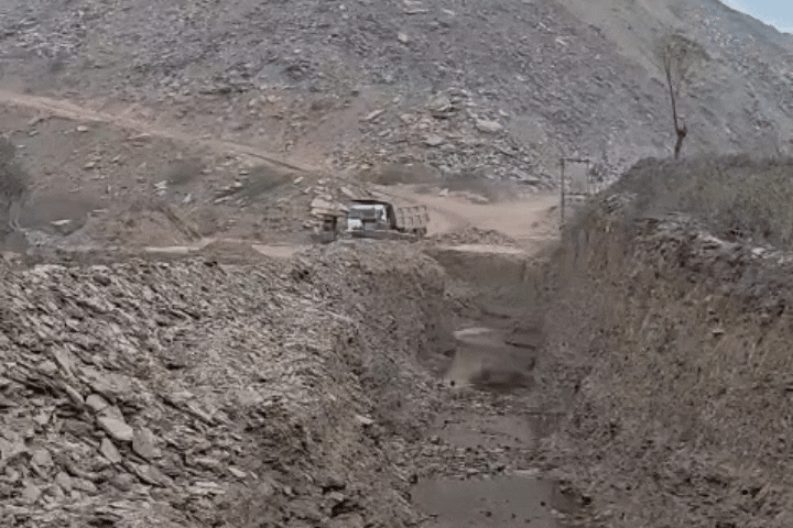 लाल बत्ती डेटोनेटर से हो रहा अवैध खनन, मकानों की दीवारें क्षतिग्रस्त हुई